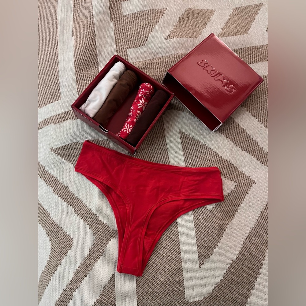 NWT Skims Fits Everybody Thong Holiday 5-pack, Size S